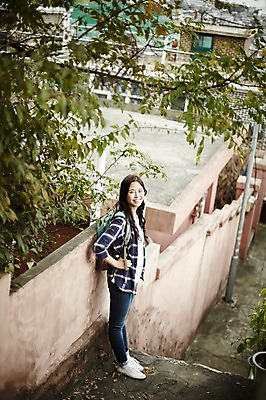 포토 JPG 주간 전신 나무 학생 우먼라이프 여자 대학생 한명 서기 웃음 20대 성인 야외 옆모습 캐주얼 담장 마을 기댐 한국인 취업준비생 주택가 백팩 성인여자한명만 국내포토 자연요소 식물 1 라이프스타일 옷 뷰포인트 가방 모션 표정 사람 동양인 청년 구직 여자한명만 성인여자만 파일형식
