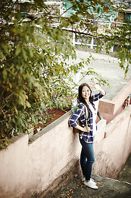 포토 JPG 주간 전신 나무 학생 우먼라이프 여자 대학생 한명 서기 웃음 20대 성인 야외 옆모습 캐주얼 담장 마을 기댐 한국인 취업준비생 손인사 주택가 백팩 성인여자한명만 국내포토 자연요소 식물 1 라이프스타일 옷 뷰포인트 가방 모션 표정 사람 동양인 청년 구직 인사 여자한명만 성인여자만 파일형식