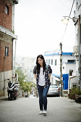 포토 JPG 주간 전신 학생 우먼라이프 응시 여자 대학생 자동차 주택 피곤 한명 20대 성인 야외 앞모습 캐주얼 걷기 마을 한국인 취업준비생 주택가 백팩 힘듦 성인여자한명만 국내포토 자연요소 1 라이프스타일 시선 옷 육상교통 뷰포인트 컨셉 가방 모션 사람 동양인 청년 건물 구직 여자한명만 성인여자만 파일형식