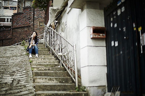 포토 JPG 주간 전신 학생 우먼라이프 응시 여자 대학생 생각 휴식 아이스크림 한명 앉기 20대 성인 야외 앞모습 캐주얼 계단 마을 한국인 먹기 취업준비생 주택가 성인여자한명만 국내포토 자연요소 1 라이프스타일 시선 옷 뷰포인트 컨셉 모션 디저트 사람 동양인 청년 구직 여자한명만 성인여자만 파일형식
