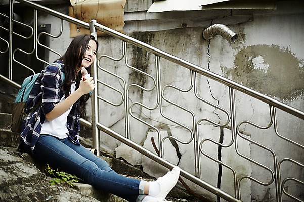 포토 JPG 주간 전신 학생 우먼라이프 응시 여자 대학생 휴식 아이스크림 한명 웃음 앉기 20대 성인 야외 옆모습 캐주얼 계단 마을 한국인 먹기 취업준비생 주택가 백팩 성인여자한명만 국내포토 자연요소 1 라이프스타일 시선 옷 뷰포인트 컨셉 가방 모션 디저트 표정 사람 동양인 청년 구직 여자한명만 성인여자만 파일형식