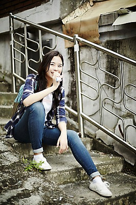 포토 JPG 주간 전신 학생 우먼라이프 응시 여자 대학생 휴식 아이스크림 한명 웃음 앉기 20대 성인 야외 앞모습 캐주얼 계단 마을 활발 한국인 먹기 취업준비생 주택가 백팩 성인여자한명만 국내포토 자연요소 1 라이프스타일 시선 옷 뷰포인트 컨셉 가방 모션 디저트 표정 사람 동양인 청년 구직 여자한명만 성인여자만 파일형식