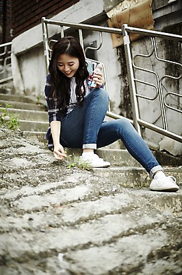 포토 JPG 주간 전신 학생 우먼라이프 응시 여자 대학생 휴식 아이스크림 한명 웃음 앉기 20대 성인 야외 앞모습 캐주얼 계단 마을 활발 한국인 먹기 즐거움 취업준비생 주택가 성인여자한명만 국내포토 자연요소 1 라이프스타일 시선 옷 감정 뷰포인트 컨셉 모션 디저트 표정 사람 동양인 청년 구직 여자한명만 성인여자만 파일형식