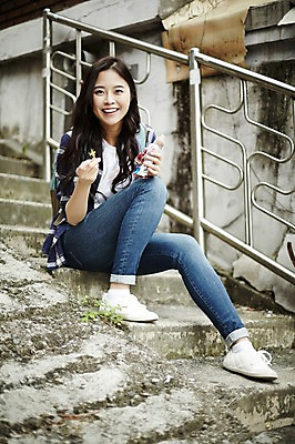 포토 JPG 주간 전신 학생 우먼라이프 여자 꽃 대학생 휴식 아이스크림 한명 웃음 들기 앉기 20대 성인 야외 앞모습 캐주얼 계단 마을 활발 한국인 먹기 취업준비생 주택가 성인여자한명만 국내포토 자연요소 식물 1 라이프스타일 옷 뷰포인트 컨셉 모션 디저트 표정 사람 동양인 청년 구직 여자한명만 성인여자만 파일형식