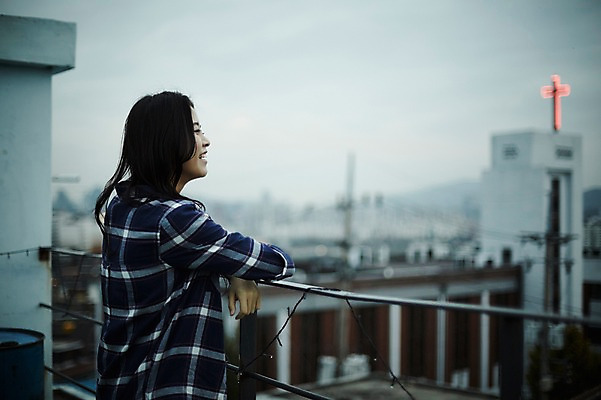 포토 JPG 주간 학생 우먼라이프 응시 여자 대학생 난간 한명 서기 웃음 상반신 20대 성인 야외 옆모습 캐주얼 기댐 한국인 도시 구경 취업준비생 성인여자한명만 국내포토 자연요소 1 라이프스타일 시선 옷 뷰포인트 모션 표정 사람 동양인 청년 구직 여자한명만 성인여자만 파일형식