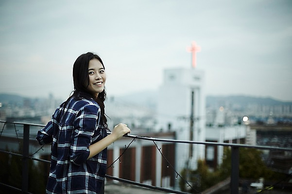 포토 JPG 주간 학생 우먼라이프 여자 대학생 난간 한명 서기 웃음 상반신 20대 성인 야외 옆모습 캐주얼 기댐 한국인 도시 구경 취업준비생 성인여자한명만 국내포토 자연요소 1 라이프스타일 옷 뷰포인트 모션 표정 사람 동양인 청년 구직 여자한명만 성인여자만 파일형식