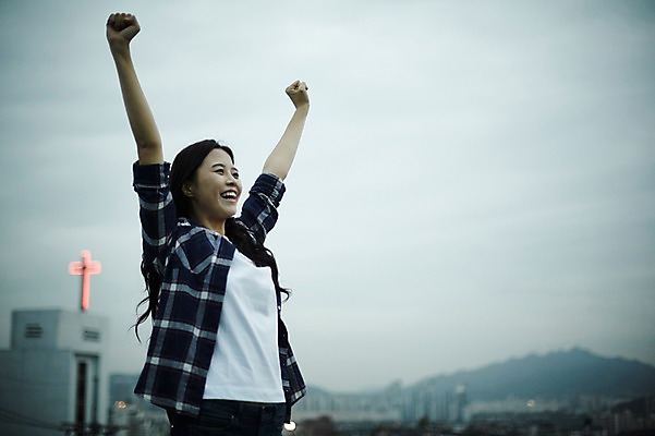 포토 JPG 주간 학생 우먼라이프 응시 여자 대학생 한명 서기 웃음 상반신 20대 성인 야외 옆모습 캐주얼 손들기 파이팅 활발 만세 한국인 옥상 취업준비생 성인여자한명만 국내포토 자연요소 1 라이프스타일 시선 옷 뷰포인트 컨셉 모션 표정 사람 동양인 청년 구직 여자한명만 성인여자만 파일형식