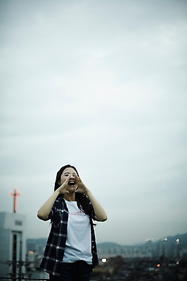 포토 JPG 주간 학생 우먼라이프 응시 여자 대학생 한명 서기 웃음 상반신 20대 성인 야외 앞모습 캐주얼 외침 활발 한국인 도시 옥상 취업준비생 성인여자한명만 국내포토 자연요소 1 라이프스타일 시선 옷 뷰포인트 컨셉 모션 표정 사람 동양인 청년 소리 구직 여자한명만 성인여자만 파일형식