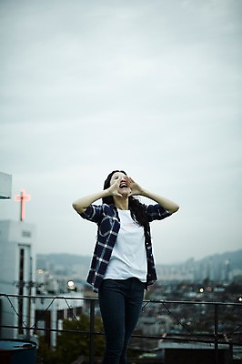 포토 JPG 주간 학생 우먼라이프 응시 여자 대학생 난간 한명 서기 웃음 상반신 20대 성인 야외 앞모습 캐주얼 외침 활발 한국인 도시 옥상 취업준비생 성인여자한명만 국내포토 자연요소 1 라이프스타일 시선 옷 뷰포인트 컨셉 모션 표정 사람 동양인 청년 소리 구직 여자한명만 성인여자만 파일형식