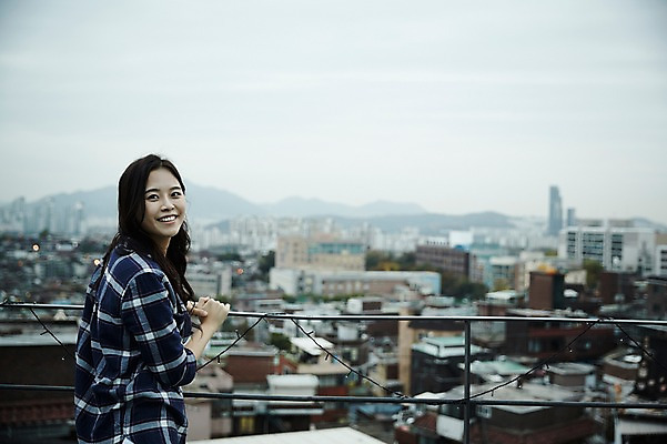 포토 JPG 주간 학생 우먼라이프 여자 대학생 난간 한명 서기 웃음 상반신 20대 성인 야외 건물 옆모습 캐주얼 기댐 활발 한국인 도시 옥상 취업준비생 성인여자한명만 국내포토 자연요소 1 라이프스타일 건축물 옷 뷰포인트 컨셉 모션 표정 사람 동양인 청년 구직 여자한명만 성인여자만 파일형식