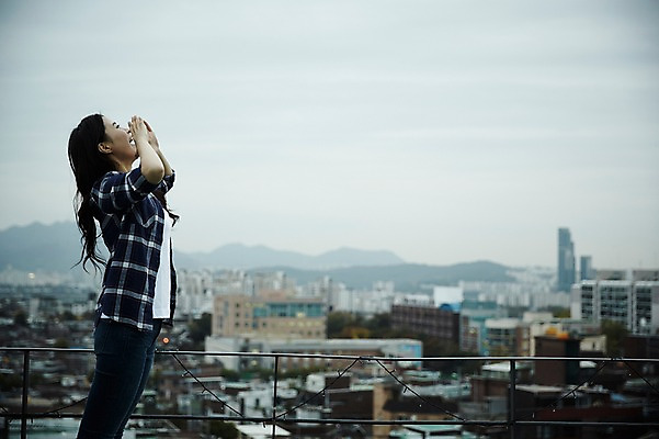 포토 JPG 주간 학생 우먼라이프 응시 여자 대학생 난간 한명 서기 웃음 상반신 20대 성인 야외 건물 옆모습 캐주얼 외침 활발 한국인 도시 옥상 취업준비생 성인여자한명만 국내포토 자연요소 1 라이프스타일 건축물 시선 옷 뷰포인트 컨셉 모션 표정 사람 동양인 청년 소리 구직 여자한명만 성인여자만 파일형식