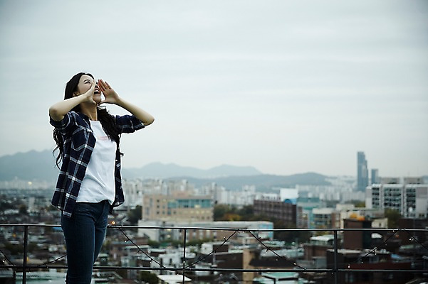 포토 JPG 주간 학생 우먼라이프 응시 여자 대학생 난간 한명 서기 웃음 상반신 20대 성인 야외 건물 옆모습 캐주얼 외침 활발 한국인 도시 옥상 취업준비생 성인여자한명만 국내포토 자연요소 1 라이프스타일 건축물 시선 옷 뷰포인트 컨셉 모션 표정 사람 동양인 청년 소리 구직 여자한명만 성인여자만 파일형식