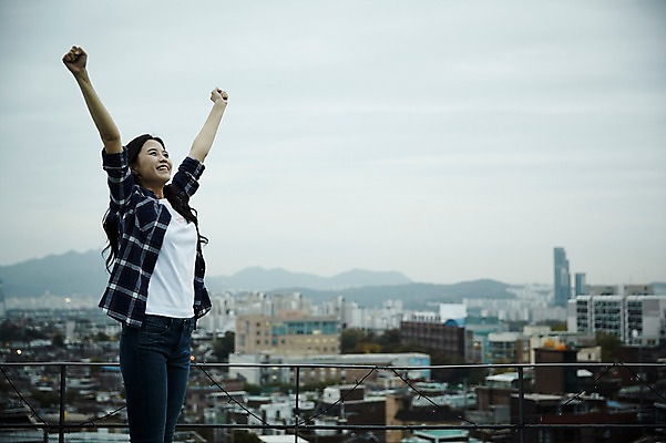 포토 JPG 주간 학생 우먼라이프 응시 여자 대학생 난간 팔벌리기 한명 서기 웃음 상반신 20대 성인 야외 옆모습 캐주얼 손들기 파이팅 활발 만세 한국인 도시 옥상 취업준비생 성인여자한명만 국내포토 자연요소 1 라이프스타일 시선 옷 뷰포인트 컨셉 모션 표정 사람 동양인 청년 구직 여자한명만 성인여자만 파일형식