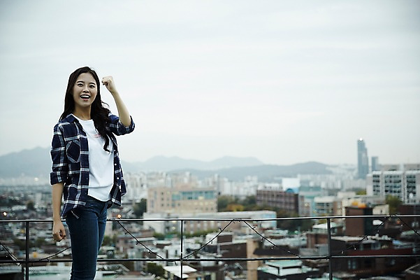 포토 JPG 주간 학생 우먼라이프 여자 대학생 난간 한명 서기 웃음 상반신 20대 성인 야외 건물 옆모습 캐주얼 파이팅 활발 한국인 도시 옥상 취업준비생 성인여자한명만 국내포토 자연요소 1 라이프스타일 건축물 옷 뷰포인트 컨셉 모션 표정 사람 동양인 청년 구직 여자한명만 성인여자만 파일형식