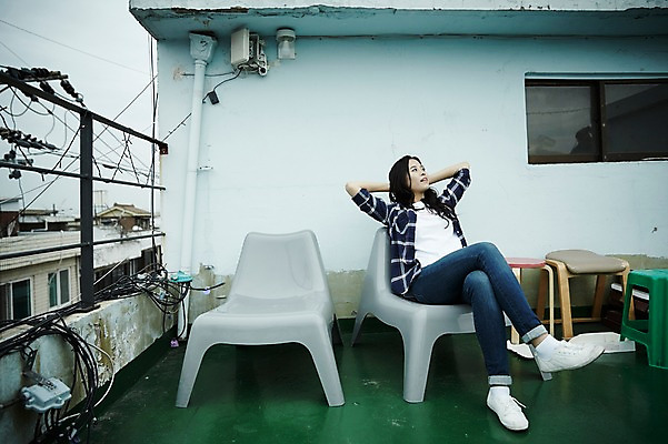 포토 JPG 주간 전신 학생 우먼라이프 여자 대학생 의자 난간 휴식 한명 앉기 20대 성인 야외 옆모습 캐주얼 한국인 다리꼬기 편안함 옥상 취업준비생 성인여자한명만 국내포토 자연요소 1 라이프스타일 옷 뷰포인트 가구 컨셉 모션 사람 동양인 청년 구직 감각 여자한명만 성인여자만 파일형식