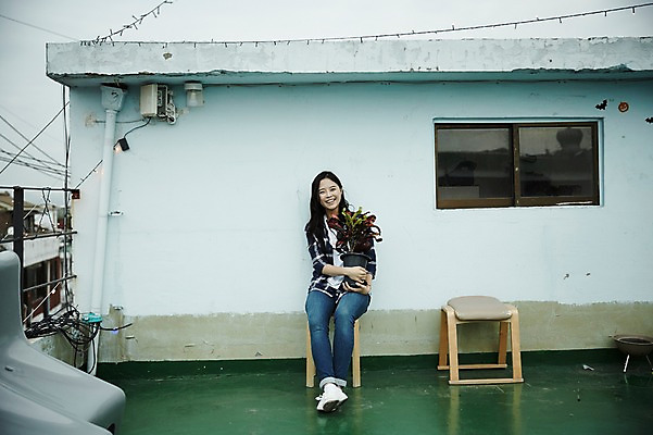 포토 JPG 주간 전신 학생 우먼라이프 여자 화분 대학생 의자 한명 웃음 들기 앉기 20대 성인 야외 앞모습 캐주얼 한국인 옥상 취업준비생 성인여자한명만 국내포토 자연요소 1 라이프스타일 옷 뷰포인트 가구 모션 표정 사람 동양인 청년 구직 여자한명만 성인여자만 파일형식
