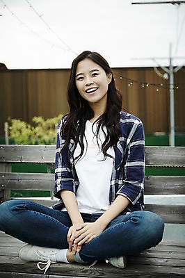 포토 JPG 주간 전신 학생 우먼라이프 여자 대학생 벤치 휴식 한명 웃음 앉기 20대 성인 야외 앞모습 캐주얼 한국인 편안함 옥상 취업준비생 성인여자한명만 국내포토 자연요소 1 라이프스타일 옷 뷰포인트 컨셉 의자 모션 표정 사람 동양인 청년 구직 감각 여자한명만 성인여자만 파일형식