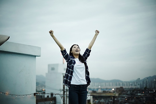 포토 JPG 주간 학생 우먼라이프 응시 여자 대학생 난간 한명 서기 웃음 상반신 20대 성인 야외 건물 앞모습 캐주얼 손들기 파이팅 만세 한국인 도시 옥상 취업준비생 성인여자한명만 국내포토 자연요소 1 라이프스타일 건축물 시선 옷 뷰포인트 모션 표정 사람 동양인 청년 구직 여자한명만 성인여자만 파일형식
