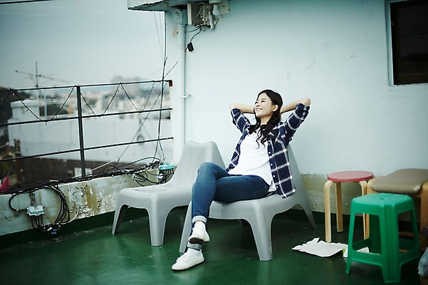 포토 JPG 주간 전신 학생 우먼라이프 응시 여자 대학생 의자 난간 휴식 한명 웃음 앉기 20대 성인 야외 옆모습 캐주얼 한국인 다리꼬기 편안함 옥상 취업준비생 성인여자한명만 국내포토 자연요소 1 라이프스타일 시선 옷 뷰포인트 가구 컨셉 모션 표정 사람 동양인 청년 구직 감각 여자한명만 성인여자만 파일형식