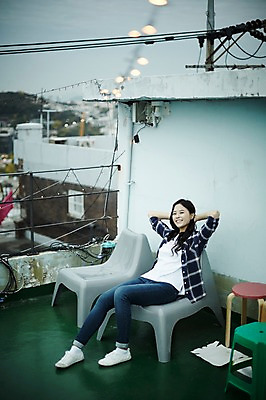 포토 JPG 주간 전신 학생 우먼라이프 응시 여자 대학생 의자 난간 휴식 조명 한명 웃음 앉기 20대 성인 야외 앞모습 캐주얼 한국인 편안함 옥상 취업준비생 성인여자한명만 국내포토 자연요소 1 라이프스타일 시선 옷 뷰포인트 가구 컨셉 모션 표정 사람 동양인 청년 구직 감각 여자한명만 성인여자만 파일형식