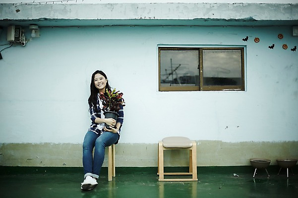 포토 JPG 주간 전신 학생 우먼라이프 응시 여자 화분 대학생 의자 창문 한명 웃음 들기 앉기 20대 성인 야외 앞모습 캐주얼 한국인 옥상 취업준비생 성인여자한명만 국내포토 자연요소 1 라이프스타일 시선 옷 뷰포인트 가구 모션 표정 사람 동양인 청년 구직 여자한명만 성인여자만 파일형식