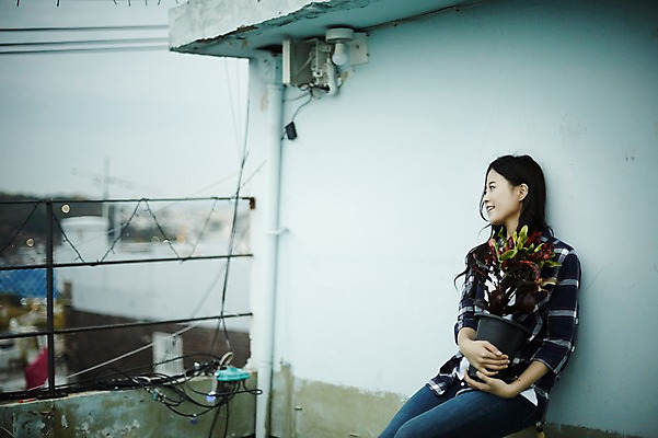 포토 JPG 주간 학생 우먼라이프 응시 여자 화분 대학생 의자 난간 한명 웃음 들기 앉기 상반신 20대 성인 야외 옆모습 캐주얼 한국인 옥상 취업준비생 성인여자한명만 국내포토 자연요소 1 라이프스타일 시선 옷 뷰포인트 가구 모션 표정 사람 동양인 청년 구직 여자한명만 성인여자만 파일형식