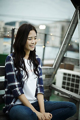 포토 JPG 주간 학생 우먼라이프 응시 여자 대학생 벤치 난간 휴식 한명 웃음 앉기 상반신 20대 성인 야외 옆모습 캐주얼 한국인 편안함 옥상 취업준비생 성인여자한명만 국내포토 자연요소 1 라이프스타일 시선 옷 뷰포인트 컨셉 의자 모션 표정 사람 동양인 청년 구직 감각 여자한명만 성인여자만 파일형식