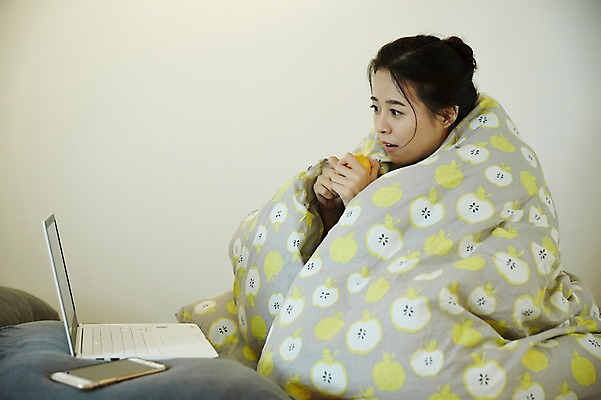 포토 JPG 우먼라이프 응시 여자 휴식 귤 실내 한명 앉기 상반신 20대 성인 옆모습 노트북 청춘 놀람 침실 이불 한국인 침대 실업자 청년실업 게으름 뒤집어쓰기 싱글라이프 성인여자한명만 국내포토 1 라이프스타일 시선 감정 뷰포인트 가구 컨셉 과일 침구 모션 표정 사람 동양인 청년 내부 전자제품 실업 사회이슈 여자한명만 성인여자만 파일형식