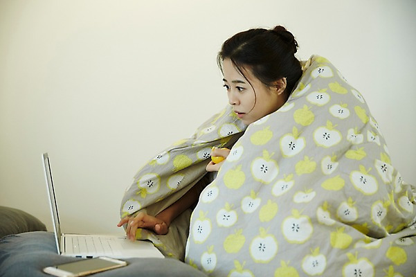 포토 JPG 우먼라이프 응시 여자 휴식 귤 실내 한명 앉기 상반신 20대 성인 옆모습 노트북 청춘 놀람 침실 이불 한국인 침대 실업자 청년실업 게으름 뒤집어쓰기 싱글라이프 성인여자한명만 국내포토 1 라이프스타일 시선 감정 뷰포인트 가구 컨셉 과일 침구 모션 표정 사람 동양인 청년 내부 전자제품 실업 사회이슈 여자한명만 성인여자만 파일형식