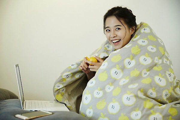 포토 JPG 우먼라이프 여자 휴식 귤 실내 한명 웃음 앉기 상반신 20대 성인 옆모습 노트북 청춘 침실 이불 한국인 침대 실업자 청년실업 게으름 뒤집어쓰기 싱글라이프 성인여자한명만 국내포토 1 라이프스타일 뷰포인트 가구 컨셉 과일 침구 모션 표정 사람 동양인 청년 내부 전자제품 실업 사회이슈 여자한명만 성인여자만 파일형식