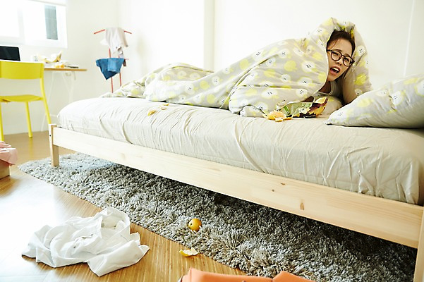 포토 JPG 우먼라이프 응시 옷 여자 엎드리기 귤 실내 한명 상반신 20대 성인 앞모습 청춘 침실 이불 한국인 짜증 침대 지저분함 실업자 청년실업 게으름 귀찮음 뒤집어쓰기 싱글라이프 성인여자한명만 안경낌 국내포토 1 라이프스타일 시선 감정 안경 뷰포인트 가구 컨셉 과일 침구 모션 사람 동양인 청년 내부 감각 실업 사회이슈 여자한명만 성인여자만 파일형식