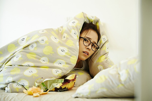 포토 JPG 우먼라이프 응시 여자 엎드리기 귤 실내 한명 상반신 20대 성인 앞모습 청춘 침실 이불 한국인 짜증 지저분함 실업자 청년실업 귀찮음 뒤집어쓰기 안식처 싱글라이프 성인여자한명만 안경낌 국내포토 1 라이프스타일 시선 감정 안경 뷰포인트 컨셉 과일 침구 모션 휴식 사람 동양인 청년 내부 감각 실업 사회이슈 여자한명만 성인여자만 파일형식