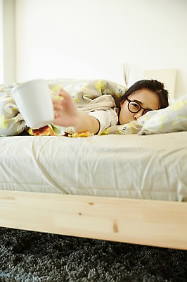 포토 JPG 우먼라이프 응시 여자 실내 한명 들기 상반신 20대 성인 앞모습 컵 청춘 눕기 침실 이불 한국인 침대 실업자 주기 청년실업 게으름 귀찮음 뒤집어쓰기 심부름 싱글라이프 성인여자한명만 안경낌 국내포토 1 라이프스타일 식기 시선 안경 뷰포인트 가구 컨셉 침구 모션 사람 동양인 청년 내부 실업 사회이슈 여자한명만 성인여자만 파일형식