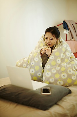 포토 JPG 우먼라이프 응시 여자 베개 휴식 귤 실내 한명 미소 앉기 상반신 20대 성인 앞모습 노트북 청춘 침실 이불 한국인 침대 실업자 청년실업 게으름 뒤집어쓰기 싱글라이프 성인여자한명만 국내포토 1 라이프스타일 시선 뷰포인트 가구 컨셉 과일 침구 모션 표정 사람 동양인 청년 내부 전자제품 실업 사회이슈 여자한명만 성인여자만 파일형식