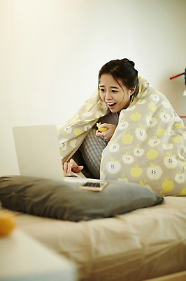 포토 JPG 우먼라이프 응시 여자 베개 휴식 귤 실내 한명 웃음 앉기 상반신 20대 성인 옆모습 노트북 청춘 침실 이불 한국인 침대 실업자 청년실업 게으름 뒤집어쓰기 싱글라이프 성인여자한명만 국내포토 1 라이프스타일 시선 뷰포인트 가구 컨셉 과일 침구 모션 표정 사람 동양인 청년 내부 전자제품 실업 사회이슈 여자한명만 성인여자만 파일형식