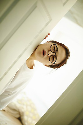 포토 JPG 우먼라이프 응시 여자 실내 한명 서기 상반신 20대 성인 앞모습 청춘 문 기댐 침실 한국인 짜증 잡기 실업자 청년실업 귀찮음 싱글라이프 성인여자한명만 안경낌 국내포토 1 라이프스타일 시선 감정 안경 뷰포인트 컨셉 모션 사람 동양인 청년 내부 실업 사회이슈 여자한명만 성인여자만 파일형식