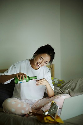 포토 JPG 전신 우먼라이프 응시 여자 실내 한명 웃음 앉기 20대 성인 앞모습 노트북 청춘 침실 이불 한국인 침대 실업자 청년실업 소주 게으름 안식처 싱글라이프 성인여자한명만 혼족 국내포토 1 라이프스타일 시선 뷰포인트 가구 컨셉 침구 모션 휴식 주류 표정 사람 동양인 청년 내부 전자제품 실업 사회이슈 여자한명만 성인여자만 파일형식