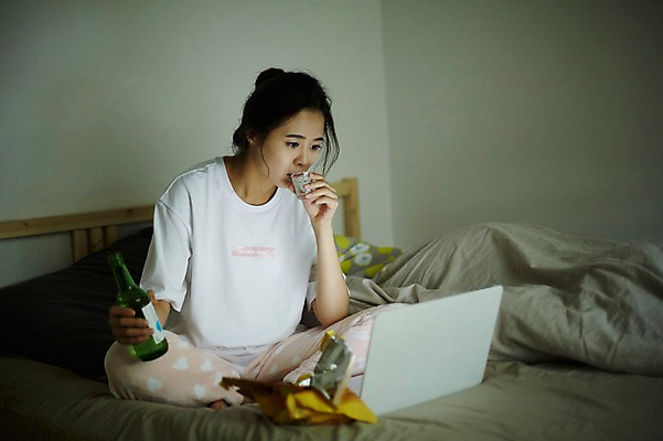 포토 JPG 우먼라이프 응시 여자 실내 한명 앉기 상반신 20대 성인 앞모습 노트북 청춘 침실 이불 한국인 마시기 침대 실업자 청년실업 소주 게으름 안식처 싱글라이프 성인여자한명만 혼족 국내포토 1 라이프스타일 시선 뷰포인트 가구 컨셉 침구 모션 휴식 주류 사람 동양인 청년 내부 전자제품 실업 사회이슈 여자한명만 성인여자만 파일형식