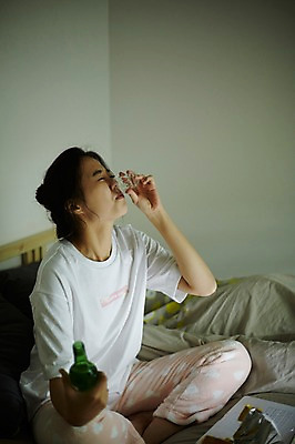 포토 JPG 전신 우먼라이프 여자 실내 한명 앉기 20대 성인 옆모습 노트북 청춘 눈감음 침실 한국인 마시기 침대 실업자 청년실업 소주 게으름 안식처 싱글라이프 성인여자한명만 혼족 국내포토 1 라이프스타일 뷰포인트 가구 컨셉 모션 휴식 주류 사람 동양인 청년 내부 전자제품 실업 사회이슈 여자한명만 성인여자만 파일형식 음료 생활용품 비즈니스 인종 생활 여자만 성인만 오브젝트