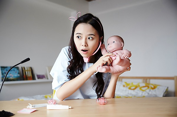 포토 JPG 우먼라이프 응시 여자 인형 인터넷 청진기 실내 한명 웃음 앉기 상반신 20대 성인 앞모습 캐주얼 놀람 활발 한국인 마이크 방송 인형놀이 돌봄 성인여자한명만 인터넷방송 크리에이터 국내포토 직업 1 라이프스타일 시선 옷 감정 뷰포인트 음향기기 컨셉 의료기기 모션 놀이 표정 사람 동양인 청년 내부 여자한명만 성인여자만 파일형식 1인미디어