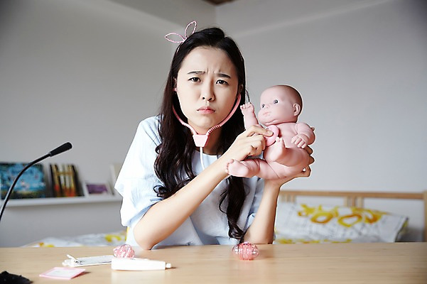 포토 JPG 우먼라이프 여자 인형 인터넷 청진기 실내 한명 앉기 상반신 20대 성인 앞모습 캐주얼 한국인 찡그림 마이크 방송 인형놀이 돌봄 성인여자한명만 인터넷방송 크리에이터 국내포토 직업 1 라이프스타일 옷 뷰포인트 음향기기 의료기기 모션 놀이 표정 사람 동양인 청년 내부 여자한명만 성인여자만 파일형식 1인미디어