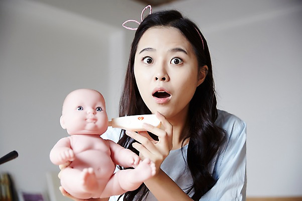 포토 JPG 우먼라이프 응시 여자 인형 인터넷 실내 한명 웃음 들기 앉기 상반신 20대 성인 앞모습 캐주얼 놀람 활발 한국인 온도계 체온계 마이크 방송 인형놀이 성인여자한명만 인터넷방송 크리에이터 국내포토 직업 1 라이프스타일 시선 옷 감정 뷰포인트 음향기기 컨셉 모션 놀이 표정 사람 동양인 청년 내부 여자한명만 성인여자만 파일형식 1인미디어