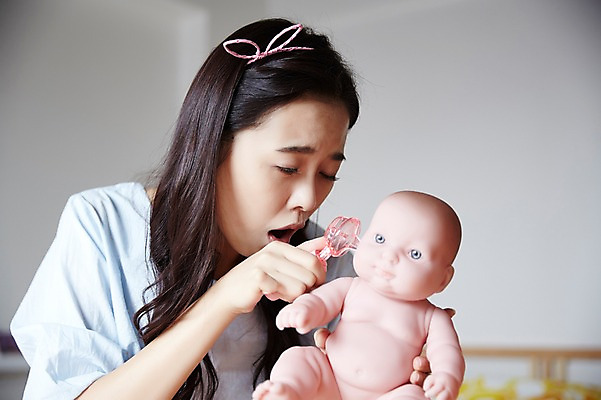 포토 JPG 우먼라이프 응시 여자 인형 인터넷 실내 한명 들기 앉기 상반신 20대 성인 앞모습 캐주얼 놀람 한국인 방송 인형놀이 성인여자한명만 인터넷방송 크리에이터 국내포토 직업 1 라이프스타일 시선 옷 감정 뷰포인트 모션 놀이 표정 사람 동양인 청년 내부 여자한명만 성인여자만 파일형식 1인미디어