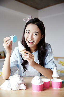 포토 JPG 우먼라이프 여자 인터넷 실내 한명 웃음 들기 앉기 상반신 20대 성인 앞모습 캐주얼 장난감 활발 한국인 즐거움 방송 보여주기 콘아이스크림 성인여자한명만 인터넷방송 크리에이터 국내포토 직업 1 라이프스타일 옷 감정 뷰포인트 컨셉 모션 아이스크림 표정 사람 동양인 청년 내부 여자한명만 성인여자만 파일형식 1인미디어