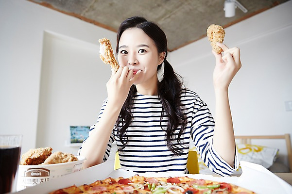 포토 JPG 우먼라이프 여자 인터넷 피자 실내 한명 웃음 들기 앉기 상반신 20대 성인 앞모습 캐주얼 치킨 활발 한국인 먹기 콜라 방송 성인여자한명만 인터넷방송 크리에이터 혼족 맛있는 국내포토 직업 1 라이프스타일 옷 뷰포인트 컨셉 모션 패스트푸드 서양음식 표정 사람 동양인 청년 내부 탄산음료 닭고기요리 싱글라이프 여자한명만 성인여자만 파일형식 1인미디어
