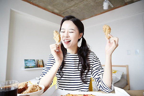 포토 JPG 우먼라이프 여자 인터넷 피자 실내 한명 웃음 들기 앉기 상반신 20대 성인 앞모습 캐주얼 치킨 활발 한국인 먹기 콜라 방송 성인여자한명만 인터넷방송 크리에이터 혼족 맛있는 국내포토 직업 1 라이프스타일 옷 뷰포인트 컨셉 모션 패스트푸드 서양음식 표정 사람 동양인 청년 내부 탄산음료 닭고기요리 싱글라이프 여자한명만 성인여자만 파일형식 1인미디어
