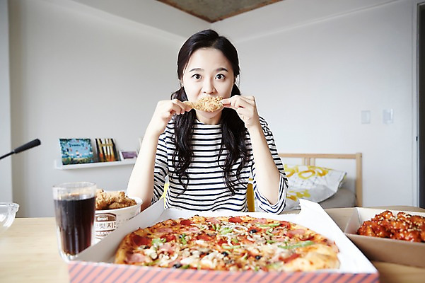 포토 JPG 우먼라이프 여자 인터넷 피자 실내 한명 웃음 들기 앉기 상반신 20대 성인 앞모습 캐주얼 치킨 활발 한국인 먹기 콜라 방송 닭강정 성인여자한명만 인터넷방송 크리에이터 혼족 맛있는 국내포토 직업 1 라이프스타일 옷 뷰포인트 컨셉 모션 패스트푸드 서양음식 표정 사람 동양인 청년 내부 탄산음료 닭고기요리 싱글라이프 여자한명만 성인여자만 파일형식 1인미디어