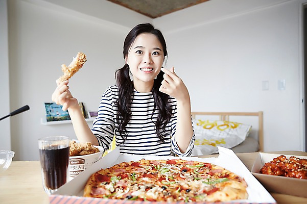 포토 JPG 우먼라이프 여자 인터넷 피자 실내 한명 웃음 들기 앉기 상반신 20대 성인 앞모습 캐주얼 치킨 활발 한국인 먹기 콜라 방송 닭강정 성인여자한명만 인터넷방송 크리에이터 혼족 맛있는 국내포토 직업 1 라이프스타일 옷 뷰포인트 컨셉 모션 패스트푸드 서양음식 표정 사람 동양인 청년 내부 탄산음료 닭고기요리 싱글라이프 여자한명만 성인여자만 파일형식 1인미디어