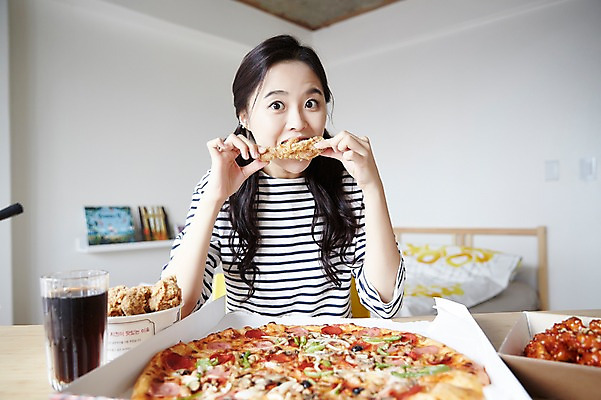 포토 JPG 우먼라이프 여자 인터넷 피자 실내 한명 웃음 들기 앉기 상반신 20대 성인 앞모습 캐주얼 치킨 활발 한국인 먹기 콜라 방송 닭강정 성인여자한명만 인터넷방송 크리에이터 혼족 맛있는 국내포토 직업 1 라이프스타일 옷 뷰포인트 컨셉 모션 패스트푸드 서양음식 표정 사람 동양인 청년 내부 탄산음료 닭고기요리 싱글라이프 여자한명만 성인여자만 파일형식 1인미디어