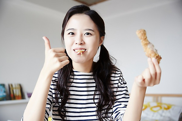 포토 JPG 우먼라이프 여자 인터넷 실내 한명 웃음 들기 앉기 손짓 상반신 20대 성인 앞모습 캐주얼 치킨 활발 한국인 최고 먹기 방송 성인여자한명만 인터넷방송 크리에이터 혼족 맛있는 국내포토 직업 1 라이프스타일 옷 뷰포인트 컨셉 모션 표정 사람 동양인 청년 내부 닭고기요리 싱글라이프 여자한명만 성인여자만 파일형식 1인미디어